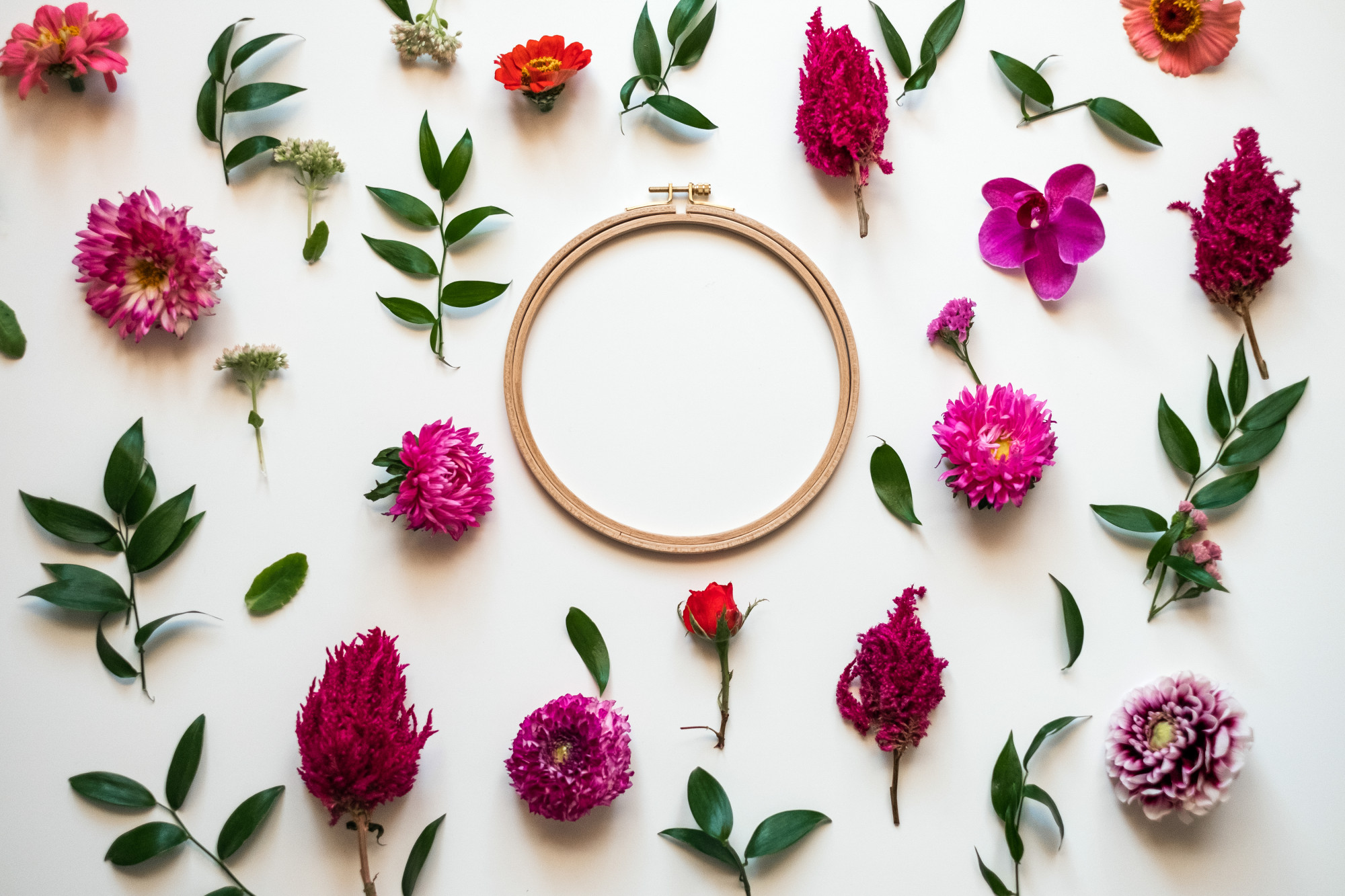 Composizione di fiori ricamati