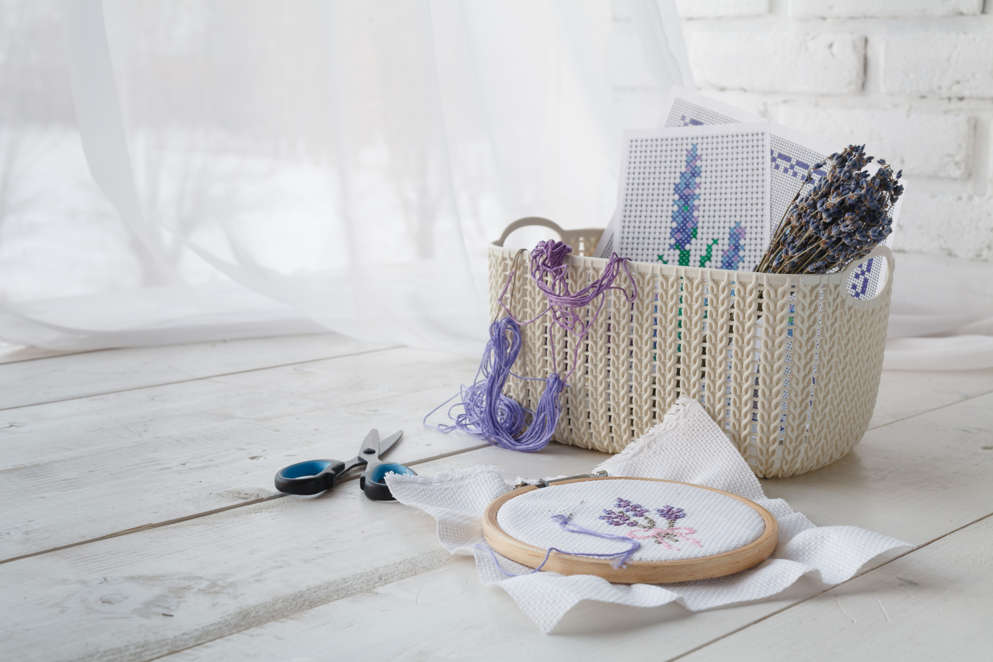 Set da ricamo con tela e fili naturali